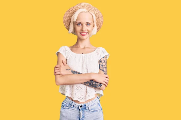 Mulher Loira Jovem Com Tatuagem Usando Chapéu Verão Rosto Feliz — Fotografia de Stock