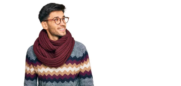 若いハンサムな男の顔に笑顔で横に見てカジュアルな冬のセーターを着て 自然な表情 自信を持って — ストック写真