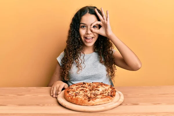 Tini Spanyol Lány Eszik Olasz Pizza Mosolyogva Boldog Csinál Oké — Stock Fotó