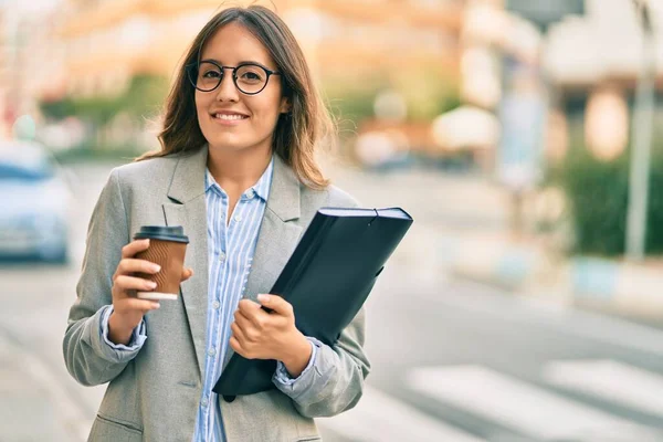 Giovane Donna Affari Ispanica Bere Caffè Tenendo Legante Città — Foto Stock