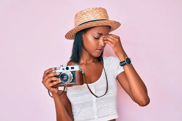 Mujer Afroamericana Joven Con Sombrero Verano Sosteniendo Cámara Vintage Cansada —  Fotos de Stock