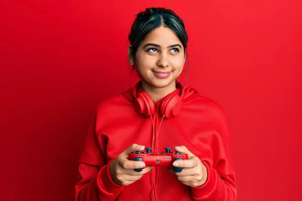 Junge Lateinamerikanische Frau Spielt Videospiel Und Hält Controller Lächelnd Zur — Stockfoto