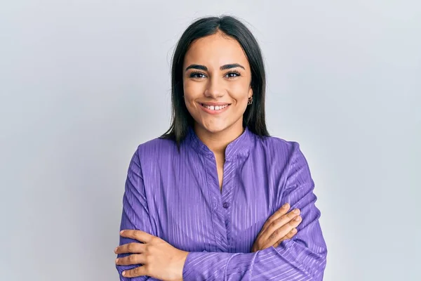 Jovem Morena Vestindo Roupas Casuais Rosto Feliz Sorrindo Com Braços — Fotografia de Stock