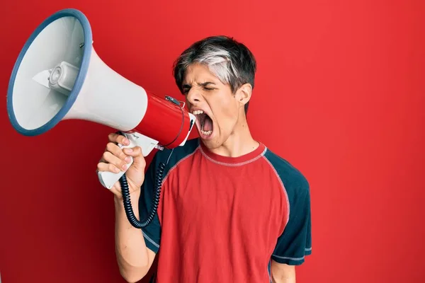 Mladý Muž Křičí Hněvem Energií Přes Megafon — Stock fotografie