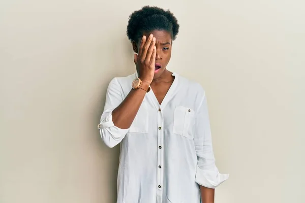 Jong Afrikaans Amerikaans Meisje Draagt Casual Kleding Geeuwen Moe Bedekken — Stockfoto