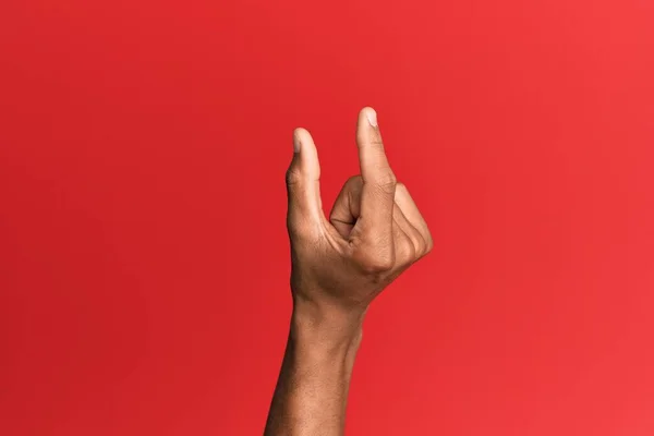 Hand Latinamerikansk Man Över Röd Isolerad Bakgrund Plocka Och Osynlig — Stockfoto