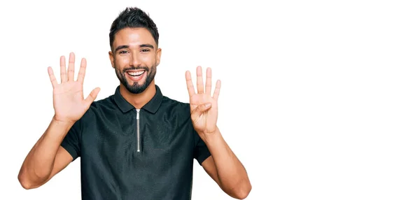 Sakallı Genç Adam Spor Giyer Dokuz Numaralı Parmaklarıyla Gülümseyerek Mutlu — Stok fotoğraf