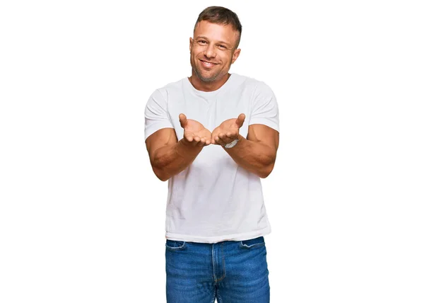 Beau Muscle Homme Portant Shirt Blanc Décontracté Souriant Avec Les — Photo