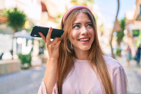 Jovem Caucasiana Sorrindo Feliz Ouvir Mensagem Áudio Usando Smartphone Cidade — Fotografia de Stock