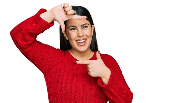 Schöne Brünette Frau Trägt Lässigen Pullover Lächelnd Rahmen Mit Händen — Stockfoto