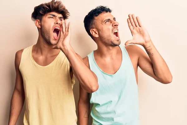 Jovem Casal Gay Vestindo Roupas Casuais Gritando Gritando Alto Para — Fotografia de Stock