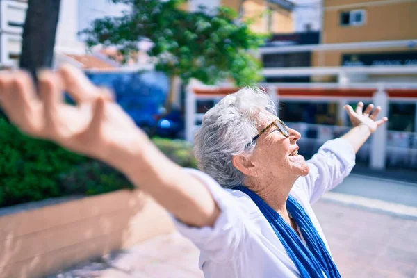 Anciana Mujer Mayor Con Pelo Gris Sonriendo Feliz Con Los —  Fotos de Stock