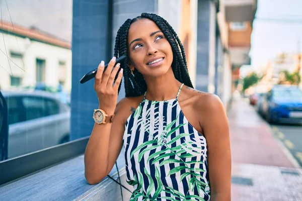 Jovem Afro Americana Sorrindo Feliz Ouvir Mensagem Áudio Usando Smartphone — Fotografia de Stock