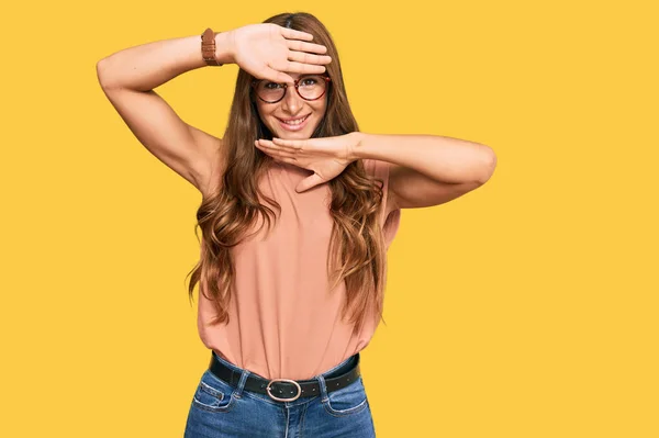 Jonge Spaanse Vrouw Casual Kleding Een Bril Lachend Vrolijk Kijkend — Stockfoto