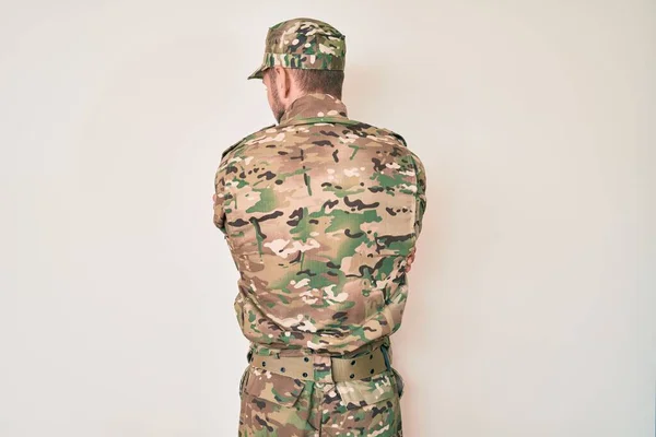 Mladý Běloch Maskáčové Armádní Uniformě Šťastně Objímal Pozpátku Self Love — Stock fotografie