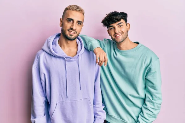 Homoseksüel Eşcinsel Çift Mutlu Havalı Bir Gülümseme Ile Sıradan Kıyafetler — Stok fotoğraf