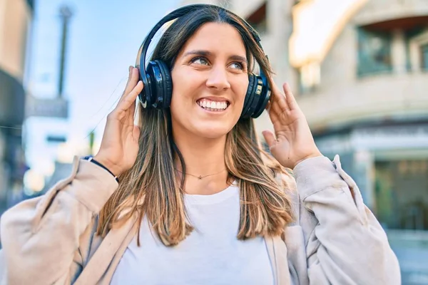 Jonge Kaukasische Vrouw Glimlachen Gelukkig Luisteren Naar Muziek Met Behulp — Stockfoto