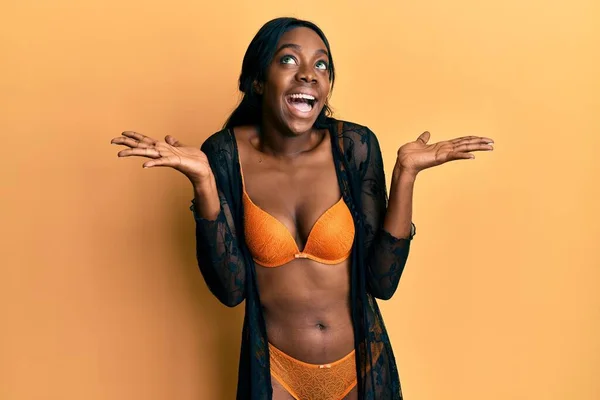 Ung Afrikansk Amerikansk Kvinna Bär Underkläder Firar Galen Och Förvånad — Stockfoto