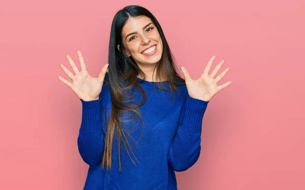 Jeune Femme Hispanique Portant Des Vêtements Décontractés Montrant Pointant Vers — Photo