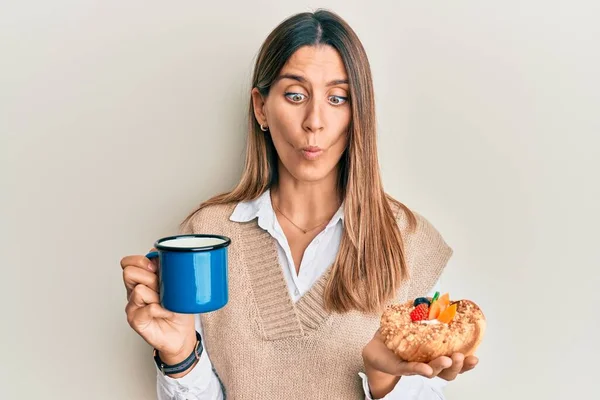 Barna Fiatal Iszik Kávét Eszik Süteményt Hogy Hal Arc Szájával — Stock Fotó