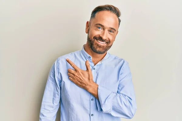 Bonito Homem Meia Idade Vestindo Roupas Negócios Sorrindo Alegre Apontando — Fotografia de Stock