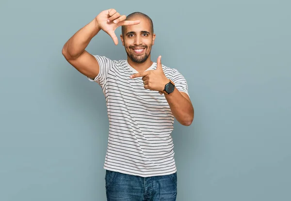 Hispanische Erwachsene Mann Legerer Kleidung Lächelnd Rahmen Mit Händen Und — Stockfoto