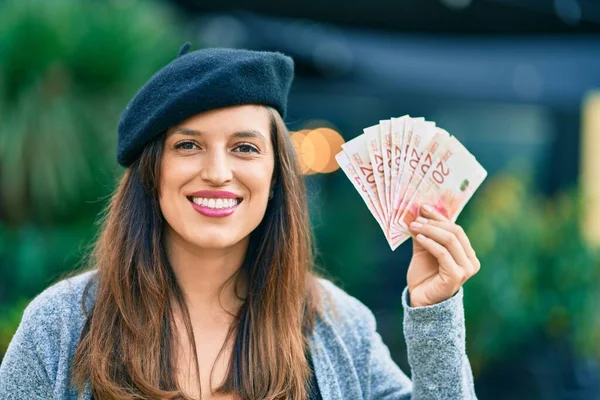 Jong Latijn Vrouw Dragen Frans Stijl Holding Israel Shekels Stad — Stockfoto