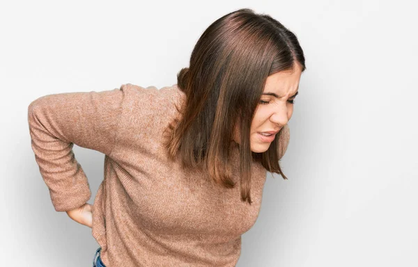 Jovem Mulher Bonita Vestindo Roupas Casuais Sofrendo Dor Nas Costas — Fotografia de Stock