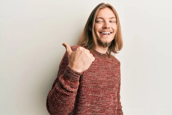 Handsome Caucasian Man Long Hair Wearing Casual Winter Sweater Pointing — Stock Photo, Image