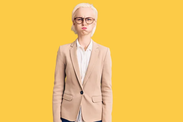 Junge Blonde Frau Businesskleidung Und Brille Die Wangen Mit Lustigem — Stockfoto