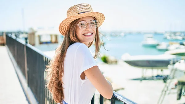 Jonge Blonde Vrouw Vakantie Glimlachen Gelukkig Leunend Balustrade Straat Van — Stockfoto