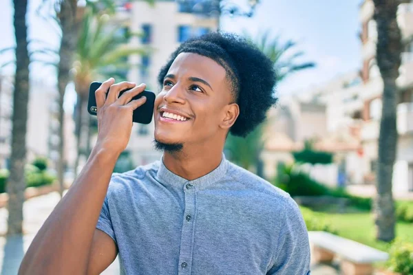 Νεαρός Αφροαμερικάνος Άνδρας Ακούει Ηχητικό Μήνυμα Χρησιμοποιώντας Smartphone Στην Πόλη — Φωτογραφία Αρχείου