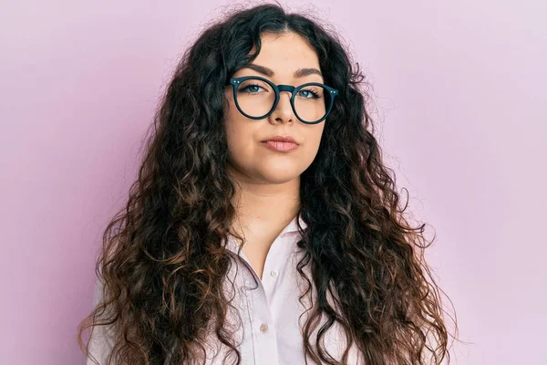 Jonge Brunette Met Krullend Haar Casual Kleding Een Bril Ontspannen — Stockfoto