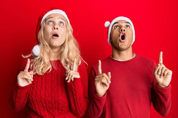 Junges Gemischtrassiges Paar Mit Weihnachtsmütze Staunte Und Überraschte Blicke Und — Stockfoto