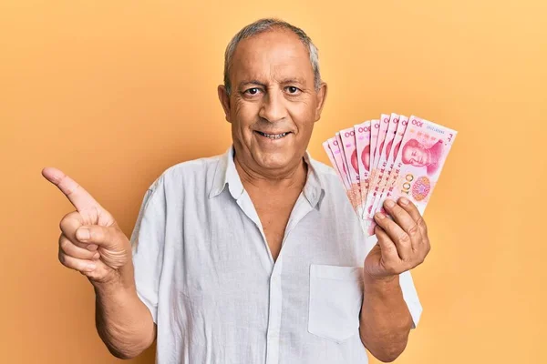 Hombre Maduro Guapo Sosteniendo Billetes Chinos 100 Yuanes Sonriendo Feliz —  Fotos de Stock