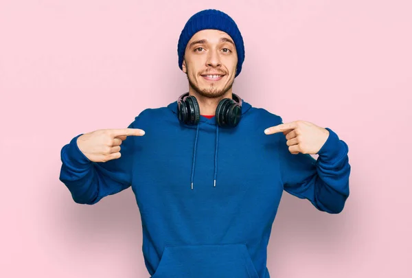 Giovane Ispanico Che Indossa Felpa Cappello Lana Guardando Fiducioso Con — Foto Stock