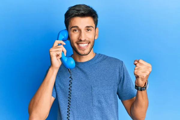 Jonge Knappe Man Spreekt Vintage Telefoon Schreeuwen Trots Vieren Overwinning — Stockfoto