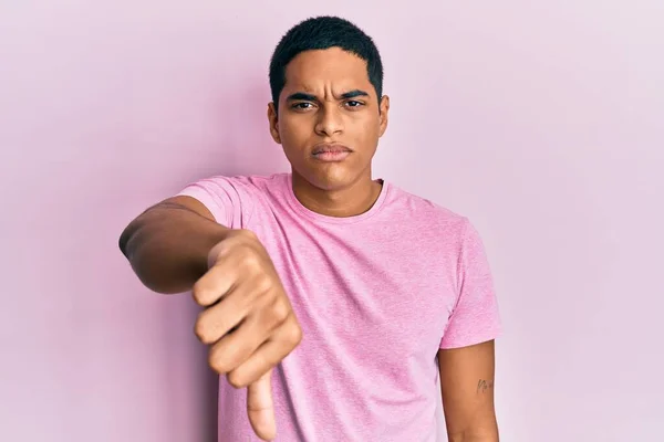 Junger Gutaussehender Hispanischer Mann Lässigem Rosafarbenem Shirt Der Unglücklich Und — Stockfoto