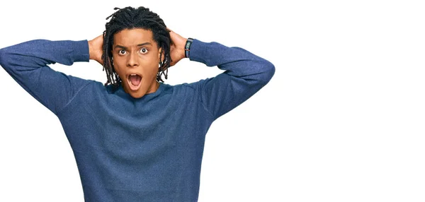 Junger Afrikanisch Amerikanischer Mann Lässigem Winterpullover Verrückt Und Verängstigt Mit — Stockfoto