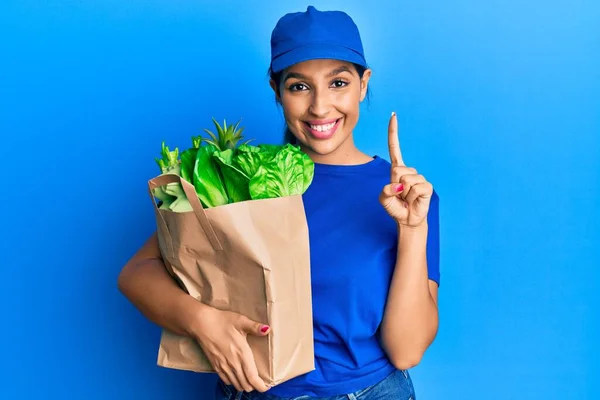 Vacker Brunett Kvinna Bär Kurir Uniform Med Matkassen Ler Med — Stockfoto