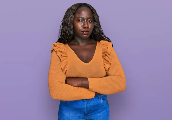 Jonge Afrikaanse Vrouw Draagt Nonchalante Kleding Sceptisch Nerveus Afkeurende Uitdrukking — Stockfoto