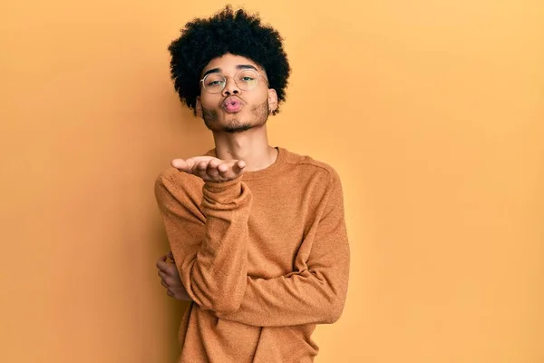 Ung Afrikansk Amerikansk Man Med Afro Hår Bär Casual Vinter — Stockfoto
