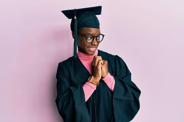 Νεαρή Αφρο Αμερικανίδα Που Φοράει Καπέλο Αποφοίτησης Και Επίσημη Ρόμπα — Φωτογραφία Αρχείου