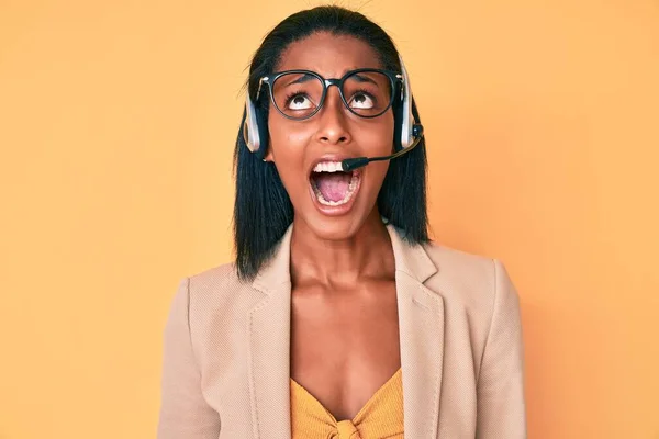 Jovem Afro Americana Vestindo Fone Ouvido Agente Call Center Irritado — Fotografia de Stock