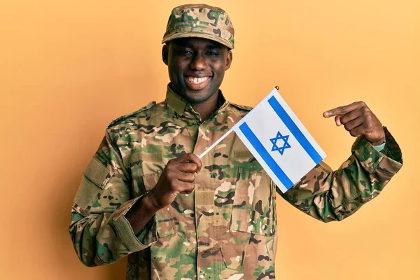 Jovem Afro Americano Vestindo Uniforme Exército Segurando Bandeira Israel Sorrindo — Fotografia de Stock