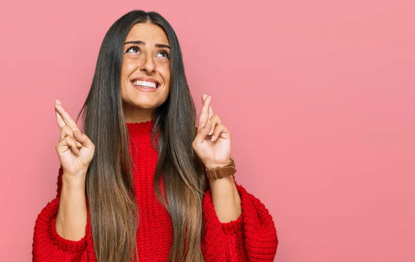 Bella Donna Ispanica Indossa Abiti Casual Gesticolando Dito Incrociato Sorridendo — Foto Stock