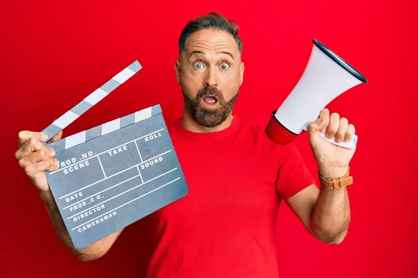 Bello Uomo Mezza Età Possesso Video Film Clapboard Megafono Spaventato — Foto Stock