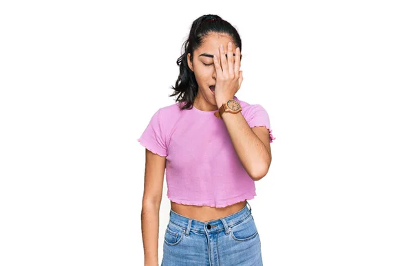 Adolescente Hispana Con Frenos Dentales Con Ropa Casual Bostezando Cansada — Foto de Stock