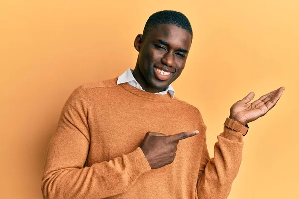 Ung Afrikansk Amerikan Man Bär Casual Kläder Förvånad Och Ler — Stockfoto