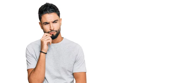 Giovane Con Barba Indossa Casual Maglietta Grigia Cercando Stressato Nervoso — Foto Stock